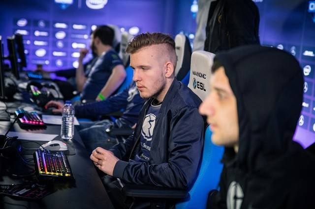 KT全队获LCK最佳阵容一阵，GEN全队获二阵，Zeus三阵上单