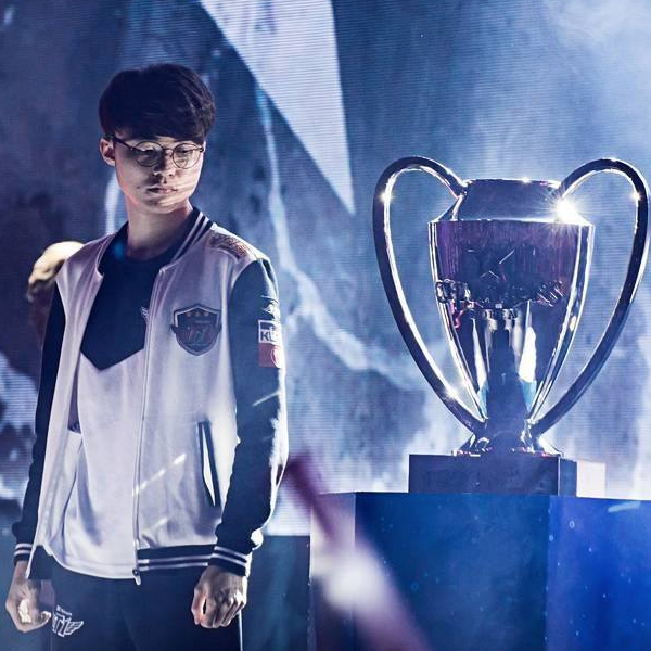 这也行？陌生男子闯入SN基地试图指导选手打游戏