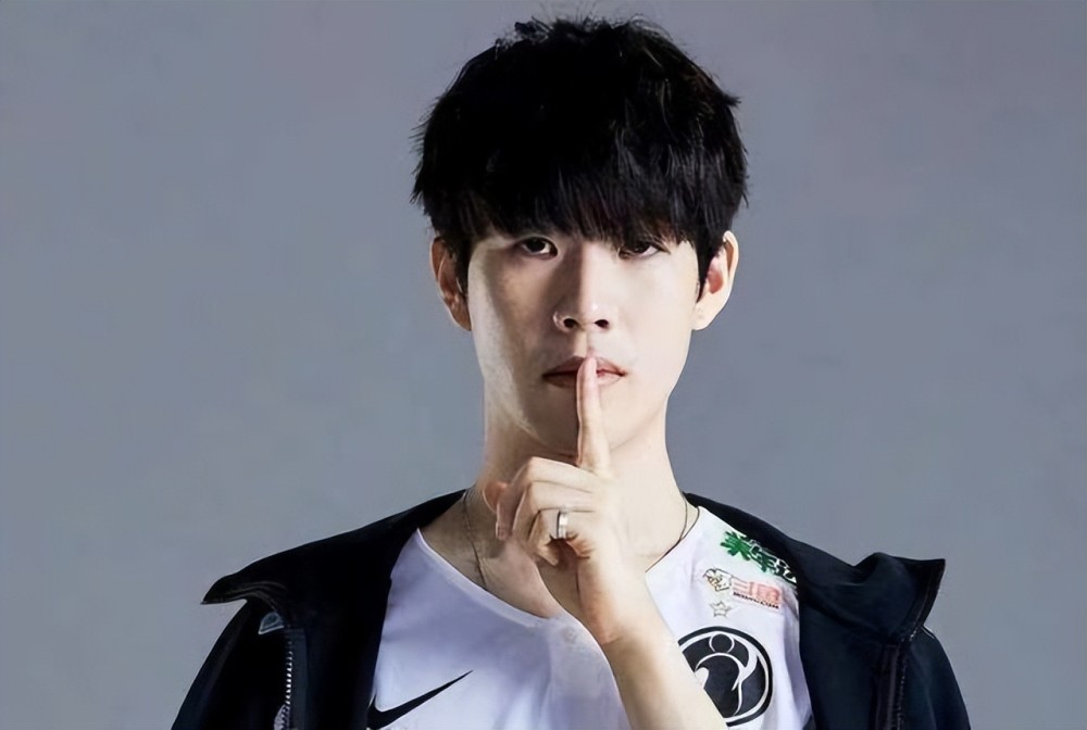 Yagao：没想到对面会拿尼菈 但我们下路组说没问题可以应对