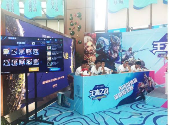 资讯枪林弹雨的沙滩上，一个人四处背着敌人，让队友向他开炮